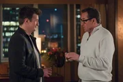 Nolans alter Freund Ben (Currie Graham, r.) kommt Nolan (Nathan Fillion, l.) besuchen, da er glaubt, dass er nun auch die Polizeiausbildung abgeschlossen hat. Nolan bremst Bens Enthusiasmus und erf&auml;hrt stattdessen eine &uuml;berraschende Neuigkeit.