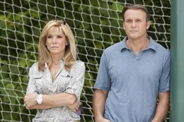 Der f&uuml;r sein Alter ungew&ouml;hnlich gro&szlig; gewachsene Michael Oher ist ein obdachloser, ungebildeter Teenager, als er von Sean (Tim McGraw, r.) und Leigh Anne Tuohy (Sandra Bullock, l.) aufgenommen wird. Diese behandeln ihn wie ihren eigenen Sohn, obwohl alle ihre Freunde ihnen abraten ...