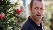 Verkleidet als Weihnachtsmänner rauben Kriminelle einen Geldtransporter mitten in einer Einkaufsstraße aus - doch McGarrett (Alex O'Loughlin) ist vor Ort ... Verkleidet als Weihnachtsmänner rauben Kriminelle einen Geldtransporter mitten in einer Einkaufsstraße aus - doch McGarrett (Alex O'Loughlin) ist vor Ort ...