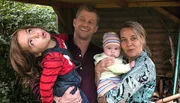 Ulis Ansichten zur traditionellen Rolle des Mannes sind bei seinem Sohn Christian (Andreas Guenther) herzlich unerw&uuml;nscht. Christian ist Vater der beiden Kinder Willi (Franz Hagen) und Baby Olga (Leona Kr&uuml;ger) und Hausmann, w&auml;hrend seine Frau Bettina (Petra Kleinert) an der Arztkarriere bastelt.