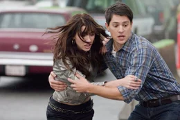 Auf der Flucht vom Tod: Sam (Nicholas D'Agosto) und Olivia (Jacqueline MacInnes Wood).