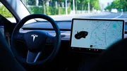 Beim autonomen Fahren übernimmt ein Autopilot im Fahrzeug das Steuer und trifft selbständig Entscheidungen im Straßenverkehr. Beim autonomen Fahren übernimmt ein Autopilot im Fahrzeug das Steuer und trifft selbständig Entscheidungen im Straßenverkehr.