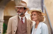 Bella Ainsworth (Natascha McElhone, r.)