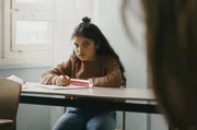 Die syrische Farah (Perla Atik) ist die Au&szlig;enseiterin in der Klasse.