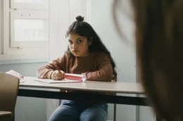 Die syrische Farah (Perla Atik) ist die Au&szlig;enseiterin in der Klasse.