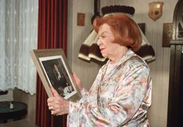 Die Witwe K&auml;the M&uuml;hlmann (Brigitte Mira) spricht wieder einmal mit dem Foto ihres verstorbenen Ehemanns Hubert (Harald Juhnke).