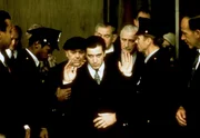 Don Michael Corleone (Al Pacino, m.) w&auml;scht seine H&auml;nde in Unschluld.