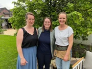 Familie Bures aus Monheim am Rhein wünscht sich einen Garten, in dem es in allen Ecken summt und blüht. Dafür wollen die beiden Gartenprofis Benjamin Balsam und Marius Surmann nur heimische Pflanzen und Gehölze in ihre Konzepte einfließen lassen. Wer von beiden holt sich den Auftrag? Im Bild: Familie Bures (l.) und Moderatorin Eva Brenner (r.) Familie Bures aus Monheim am Rhein wünscht sich einen Garten, in dem es in allen Ecken summt und blüht. Dafür wollen die beiden Gartenprofis Benjamin Balsam und Marius Surmann nur heimische Pflanzen und Gehölze in ihre Konzepte einfließen lassen. Wer von beiden holt sich den Auftrag? Im Bild: Familie Bures (l.) und Moderatorin Eva Brenner (r.)