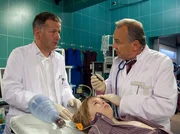 Bei der Untersuchung von Florian Teige (Cedric Eich, Mitte) stellen Prof. Simoni (Dieter Bellmann, rechts) und Dr. Heilmann (Thomas Rühmann) fest, dass er die gleichen Vergiftungserscheinungen hat, wie sein Vater.