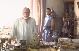Im antiken Rom schreibt man das Jahr 180 nach Christus. Der siegreiche General Maximus (Russell Crowe, M.)  ist der Liebling des Kaisers Marcus Aurelius (Richard Harris, l.), - der Herrscher will den mutigen Kriegsherrn sogar zu seinem Nachfolger bestimmen. Wird sein Sohn Commodus dies hinnehmen?; Im antiken Rom schreibt man das Jahr 180 nach Christus. Der siegreiche General Maximus (Russell Crowe, M.)  ist der Liebling des Kaisers Marcus Aurelius (Richard Harris, l.), - der Herrscher will den mutigen Kriegsherrn sogar zu seinem Nachfolger bestimmen. Wird sein Sohn Commodus dies hinnehmen?