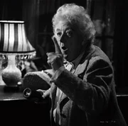 Miss Marple (Margaret Rutherford).