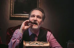 Filmproduzent Herwig Steinwein (Peter Kotthaus) hat seine eigene Vorstellung von der Wahrheit.