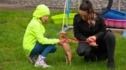 Schwierige Entscheidung: Farah Beitlich (r) mit Amira Beitlich (l), die sich in den kleinen Pit aus dem Tierheim Düsseldorf verguckt hat.