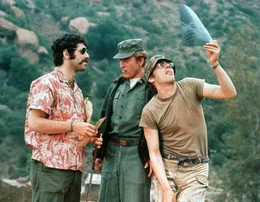 "M.A.S.H.", Die Jung&auml;rzte Hawkeye, Trapper John und Duke versehen ihren Dienst in einem Feldlazarett nahe der koreanischen Kriegsfront. T&auml;glich haben sie es mit Schwerverletzten und Toten zu tun. Um von der grausamen Realit&auml;t Abstand zu gewinnen, fl&uuml;chten sie sich in makabren Humor und stellen die milit&auml;rische Disziplin auf den Kopf. Im Bild (v.li.): Elliot Gould, Rick Teal, Donald Sutherland. SENDUNG: ORF1 - DI - 13.10.2009 - 02:15 UHR. - Veroeffentlichung fuer Pressezwecke honorarfrei ausschliesslich im Zusammenhang mit oben genannter Sendung oder Veranstaltung des ORF bei Urhebernennung. Foto: ORF/Kirch Media/20th Century Fox. Anderweitige Verwendung honorarpflichtig und nur nach schriftlicher Genehmigung der ORF-Fotoredaktion. Copyright: ORF, Wuerzburggasse 30, A-1136 Wien, Tel. +43-(0)1-87878-13606