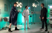 Dr. Ina Schulte (Isabell Gerschke) und Dr. Philipp Brentano (Thomas Koch) haben gerade erfahren, dass Sarah Marquardt und Philipps Frau Arzu mit einer Hochschwangeren im Fahrstuhl stecken geblieben sind.