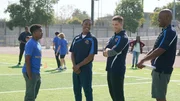 Officer Bradford (Eric Winter, 2. v. r.) und sein Rookie Jackson West (Titus Making Jr, 2. v. l.) sollen als freiwillige Football Trainer im Rahmen eines Community Policing Projektes aushelfen.