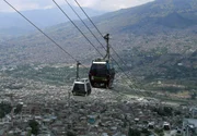 Das Metrocable, Verbindung zwischen Santo Domingo und Stadt Medellin. Das Metrocable, Verbindung zwischen Santo Domingo und Stadt Medellin.
