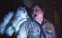 Niemals h&auml;tte Augie (Joey Morgan) gedacht, dass sich Ms. Fielders Miezen in gef&auml;hrliche Zombiekatzen verwandeln k&ouml;nnten ...