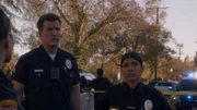 Officer John Nolan (Nathan Fillion) und Officer Celina Juarez (Lisseth Chavez) eilen zu einem akuten Einsatz, an dem ein unter Beschuss geratener Krankenwagen beteiligt ist. Officer John Nolan (Nathan Fillion) und Officer Celina Juarez (Lisseth Chavez) eilen zu einem akuten Einsatz, an dem ein unter Beschuss geratener Krankenwagen beteiligt ist.