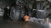Oerjan arbeitet daran, seine Winde an der Rückseite des Traktors zu befestigen. (National Geographic für Disney)
