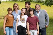 V.l.n.r.: Clara (Lisa-Marie Koroll), Tanja (Christina Athenst&auml;dt), Lotte (Anne-Sophie Triesch), Christian (Francis Fulton Smith), Paul (Julian K&ouml;nig) und Bernd (Walter Plathe)