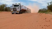 Die durch die Wüste durchgehende Tanami-Road ist für die meisten Fahrer eine echte Herausforderung; kaum Möglichkeiten zum Halten, Wüstenstürme können zu extremen Unglücken führen.