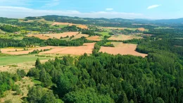 Am Fu&szlig;e der Schneekoppe f&auml;llt diese Landschaft nach Grunau und Jeneia G&oacute;ra (Hirschberg) ab.