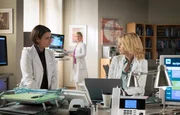 Dr. Ina Schulte (Isabell Gerschke) und Dr. Philipp Brentano (Thomas Koch) haben gerade erfahren, dass Sarah Marquardt und Philipps Frau Arzu mit einer Hochschwangeren im Fahrstuhl stecken geblieben sind.