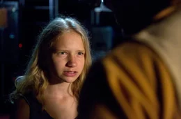 Lotte (Delphine Lohmann) alias Luise fragt ihren Freund Mo (Oliver Wnuk) um Rat.