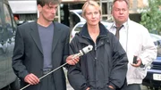 V.l.: Kommissar Bonhoff (Wolfgang Krewe), Staatsanwältin Glaser (Britta Schmeling) und Kommissar Kehler (Wolfgang Bathke) glauben, dass ein Feuerwerkskörper das Auto, in dem die Leiche gefunden wurde, in Brand gesteckt hat.