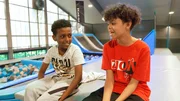 Elijod (l) mit seinem Freund Zion im Trampolinpark Wuppertal.