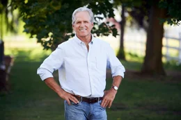 Hank (Gregory Harrison) ist in einen hitzigen Grundst&uuml;cksstreit mit seiner Nachbarin Margie verwickelt.