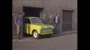 Der Trabant 601, gebaut in Zwickau und im Volksmund liebevoll "Trabi" genannt, war der Volks-Wagen der DDR. Im Bild: eine stolze Familie mit ihrem Gefährt. Der Trabant 601, gebaut in Zwickau und im Volksmund liebevoll "Trabi" genannt, war der Volks-Wagen der DDR. Im Bild: eine stolze Familie mit ihrem Gefährt.