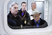 M&uuml;ssen einen neuen Fall l&ouml;sen - der es in sich hat: Gibbs (Mark Harmon, l.), McGee (Sean Murray, 2.v.l.), Ducky (David McCallum, r.) und Captain RJ Hammond (Brett Rice, 2.v.r.) ...