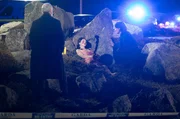 Die Polizeipsychologin Cathrin Blake (Désirée Nosbusch, re.) und Superintendent Kelly (Declan Conlon) wollen den Mord an der Studentin Maggie Dunne (Emma Eliza Regan, Mitte) aufklären.