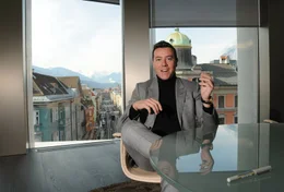 Mit Charme und Charisma hat Investor Ren&eacute; Benko ein riesiges Immobilienreich aufgebaut. Jetzt fordern seine Gl&auml;ubiger zwei Milliarden Euro zur&uuml;ck.