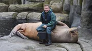 Dirk Stutzki und Raisa warten auf den Walrossbullen Odin.