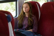 Mia (Megan Jones).