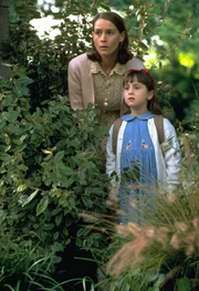 Miss Honig (Embeth Davidtz, l.) und Matilda (Mara Wilson, r.)