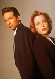 L-R: Mulder (David Duchovny), Scully (Gillian Anderson)