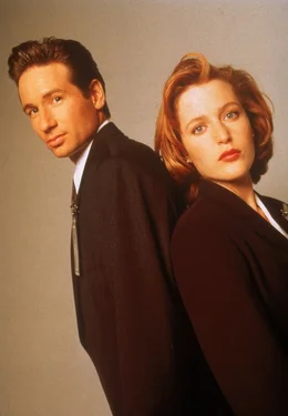 L-R: Mulder (David Duchovny), Scully (Gillian Anderson)