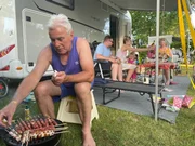 Gemeinschaftliches Grillen und kühle Getränke gehören für die Gäste zum Campingvergnügen.