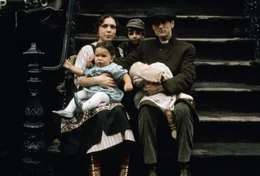Mama Corleone (Francesca De Sapio), Vito Corleone (Robert De Niro) und ihre Kinder