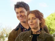 Stevie (Simmone Mackinnon) hat sich aus Frust mit dem Agrarpiloten Leo (Daniel Feuerriegel) eingelassen. Geht das gut?