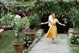 Als Frances (Diane Lane) sich im Italienurlaub in eine Uraltvilla verliebt, bleibt sie in dem Land, wo die Zitronen bl&uuml;hen ...
