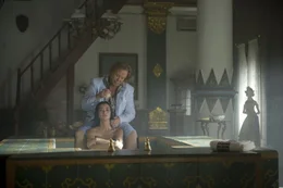 Um an den wertvollen Schmuck des Sultans zu kommen, entf&uuml;hrt der Kunstdieb Malik (Mickey Rourke, hinten) Prinzessin Sultana (Atiqah Hasiholan, vorne). Diese wei&szlig; genau, dass ihr Leben keinen Pfifferling mehr wert ist, wenn sie das Versteck der Pretiosen verr&auml;t ...