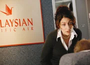 Dr. Cuddy versucht, einen Flugpassagier zu beruhigen: Lisa Edelstein als Dr. Lisa Cuddy. Dr. Cuddy versucht, einen Flugpassagier zu beruhigen: Lisa Edelstein als Dr. Lisa Cuddy.
