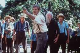 Polizeidetektiv John Book (Harrison Ford, vorne) ist nicht so friedfertig wie die Amish-J&uuml;nger ...