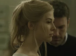 Nach au&szlig;en hin scheinen Nick (Ben Affleck, r.) und Amy (Rosamund Pike, l.) eine perfekte Ehe zu f&uuml;hren. In Wirklichkeit hat Nick eine Aff&auml;re und Amy versucht alles, um ihrem Mann das Leben zur H&ouml;lle zu machen. Da verschwindet die junge Frau spurlos ...