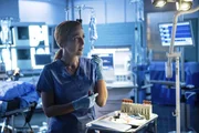 Alien-DNA in einem menschlichen Körper? Scully (Gillian Anderson) hofft, diese fremde DNA endlich nachweisen zu können ...